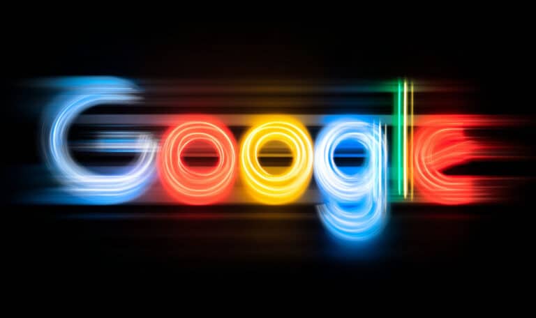 Google cập nhật thuật toán xếp hạng cho nội dung & video không phù hợp 1 blurred google logo 1749068662